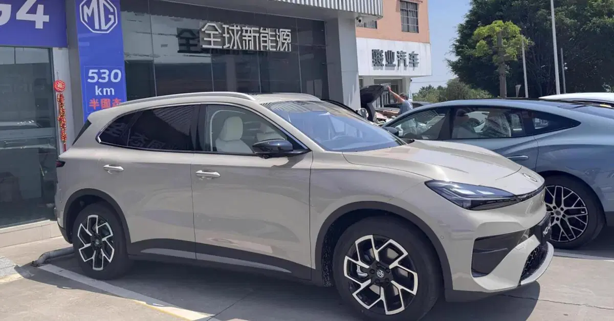 MG 4X, il SUV elettrico con batteria semi-solida arriva nei concessionari: sfida per la BYD Atto 3