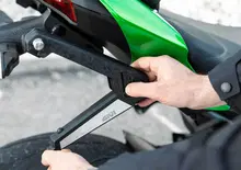 GIVI Stealth: sistema di attacco retraibile per borse laterali