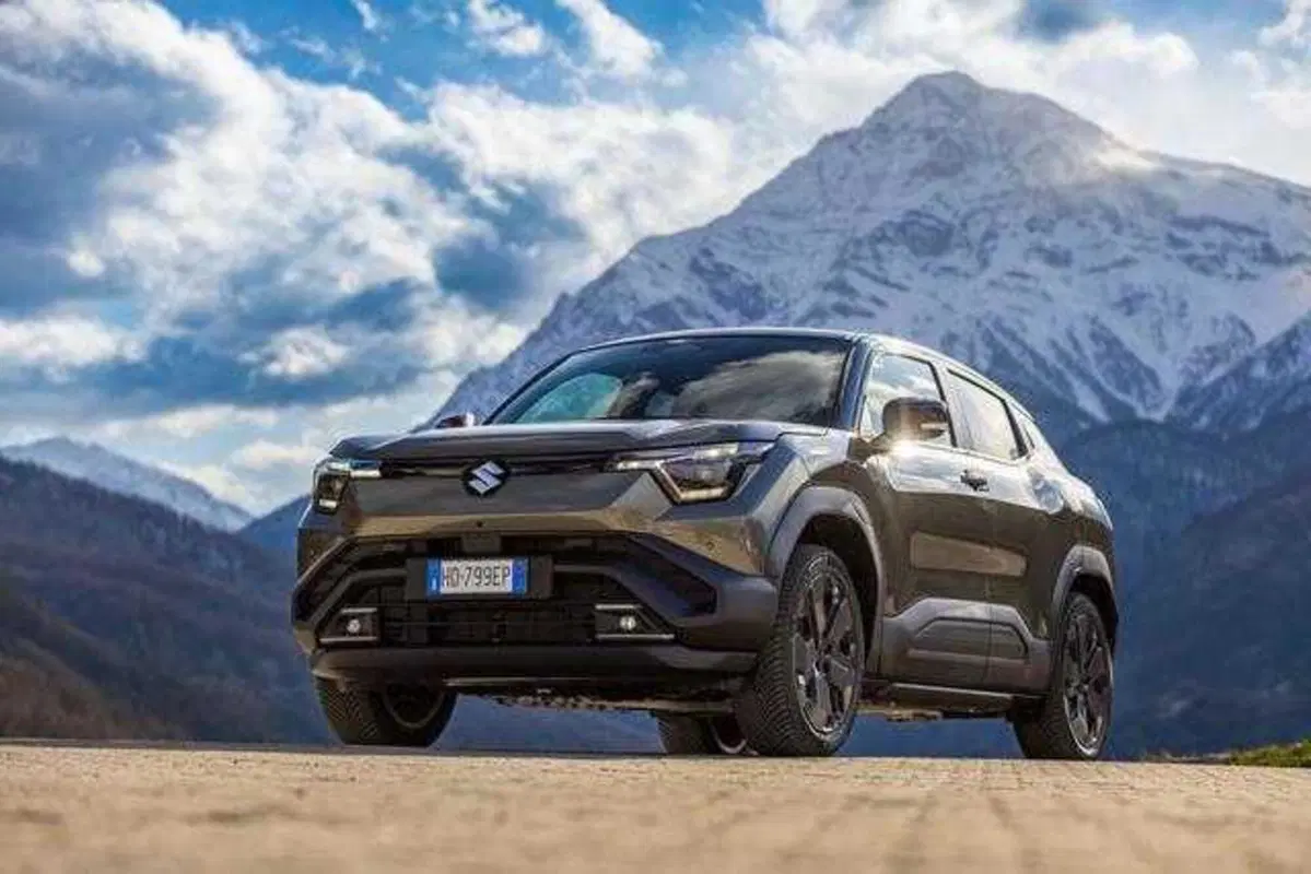 Suzuki e-Vitara 2026, la prova: la prima elettrica giapponese sa cavarsela davvero in fuoristrada? (VIDEO)