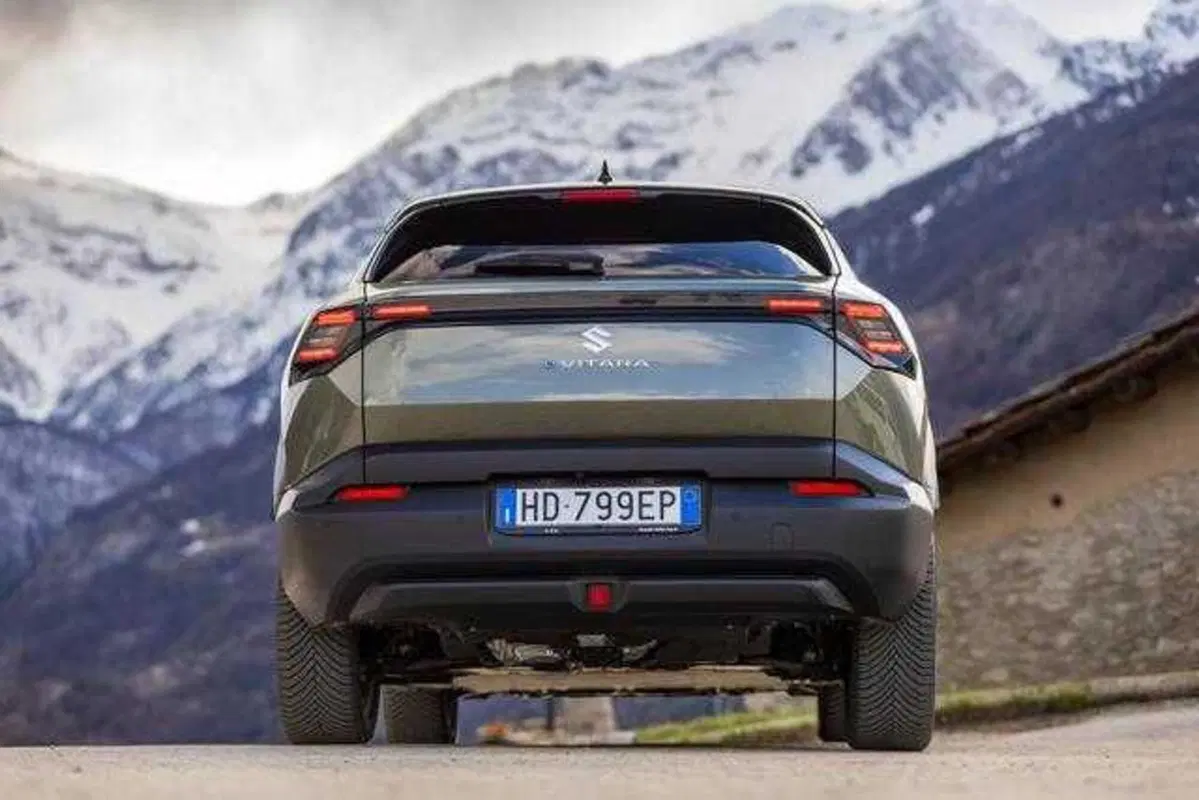 Suzuki e-Vitara 2026, la prova: la prima elettrica giapponese sa cavarsela davvero in fuoristrada? (VIDEO) (5)