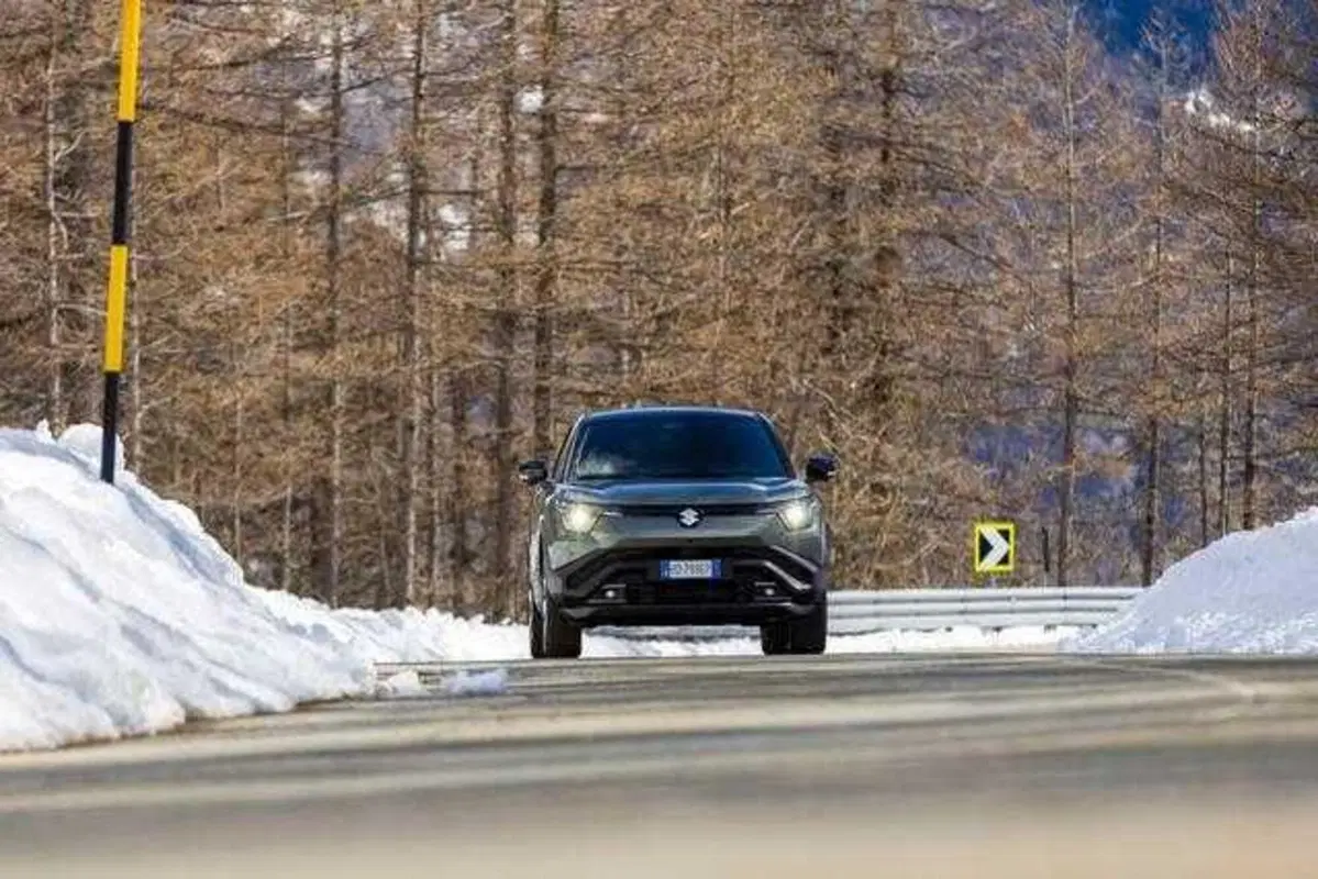 Suzuki e-Vitara 2026, la prova: la prima elettrica giapponese sa cavarsela davvero in fuoristrada? (VIDEO) (26)