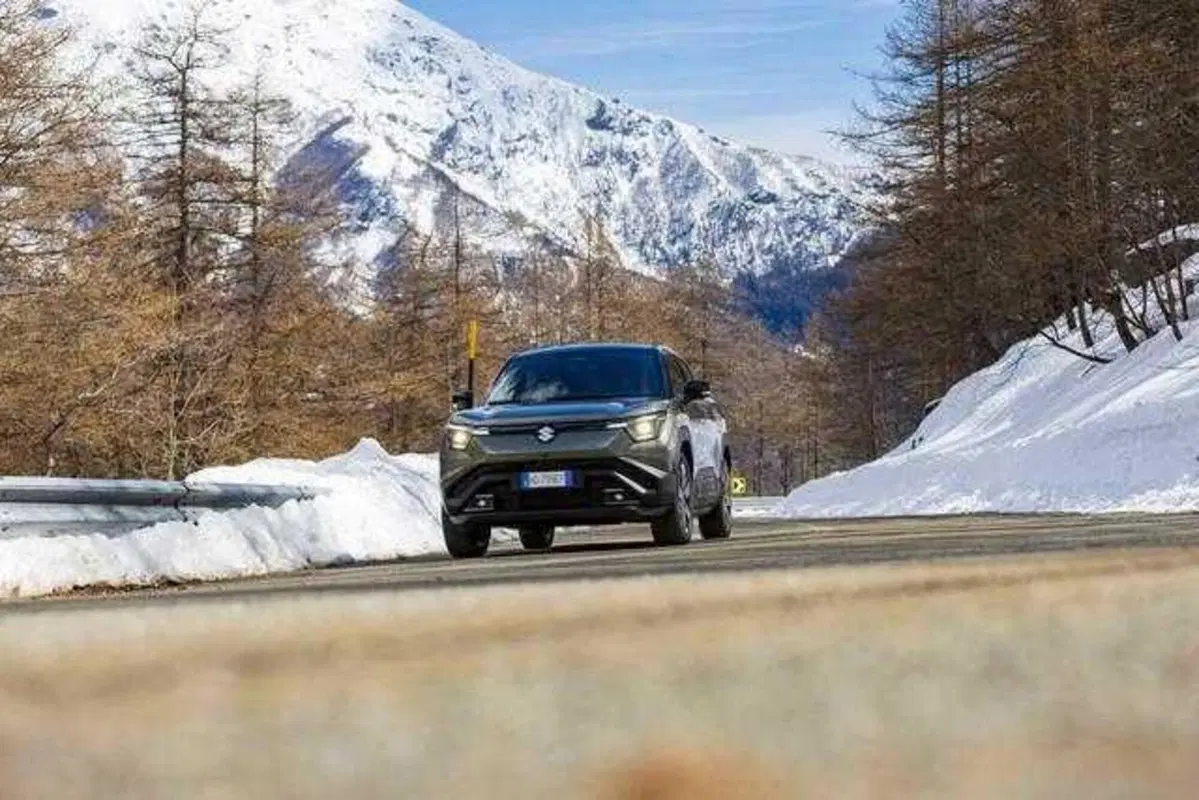 Suzuki e-Vitara 2026, la prova: la prima elettrica giapponese sa cavarsela davvero in fuoristrada? (VIDEO) (28)