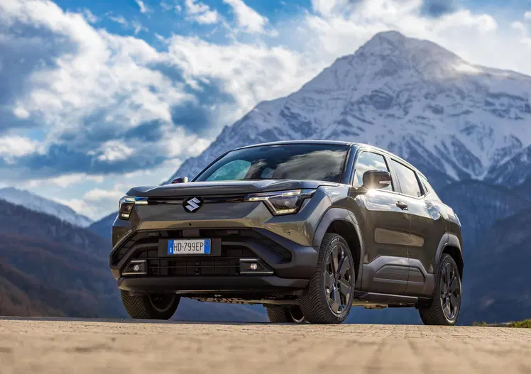 Suzuki e-Vitara 2026, la prova: la prima elettrica giapponese sa cavarsela davvero in fuoristrada? (VIDEO)