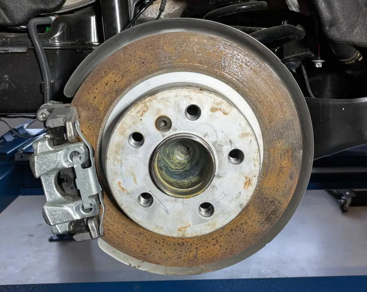 Freni in acciaio inox, la rivoluzione che cambia le regole: durano fino a 300.000 km e tagliano le polveri sottili dell'85%