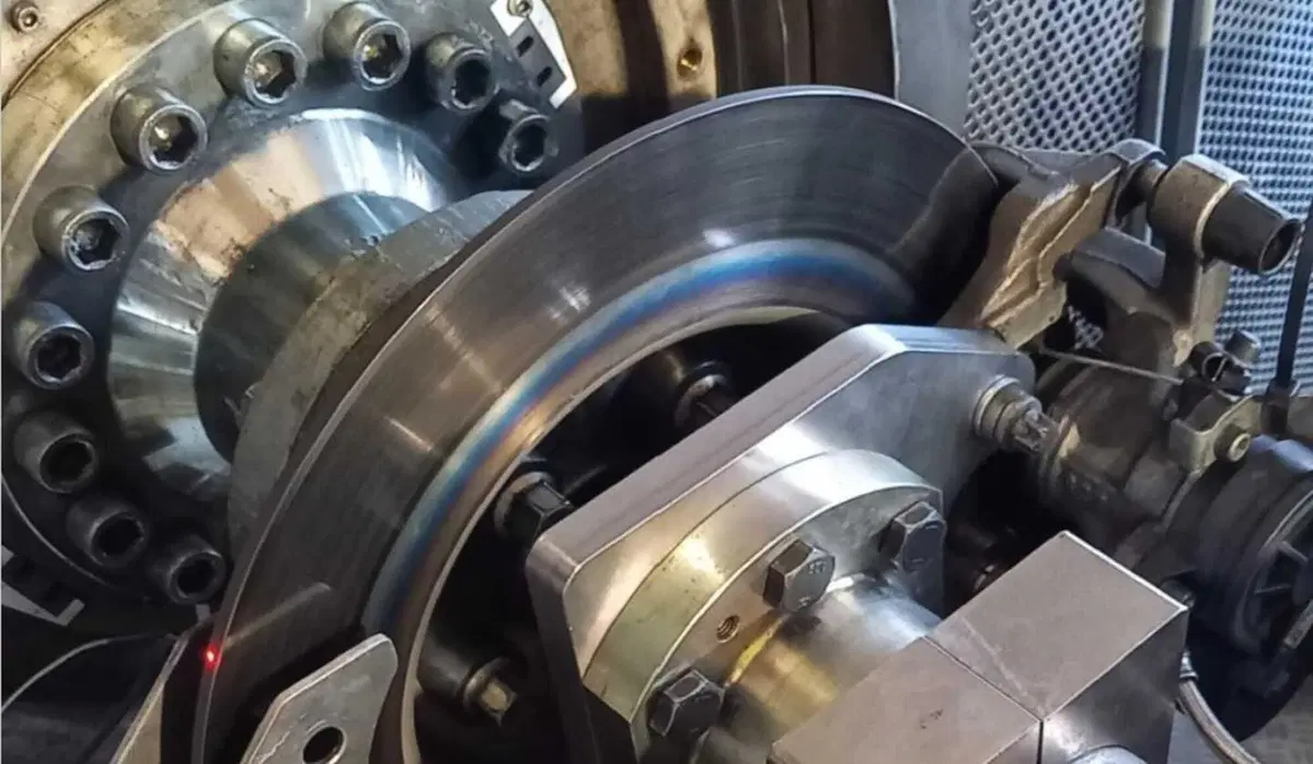Freni in acciaio inox, la rivoluzione che cambia le regole: durano fino a 300.000 km e tagliano le polveri sottili dell'85% (2)