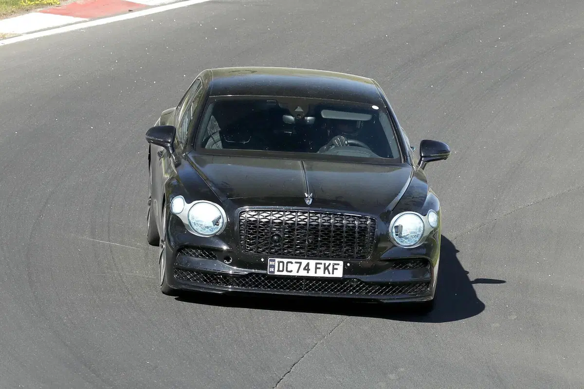 Bentley Flying Spur: in arrivo il secondo restyling per la berlina di lusso britannica
