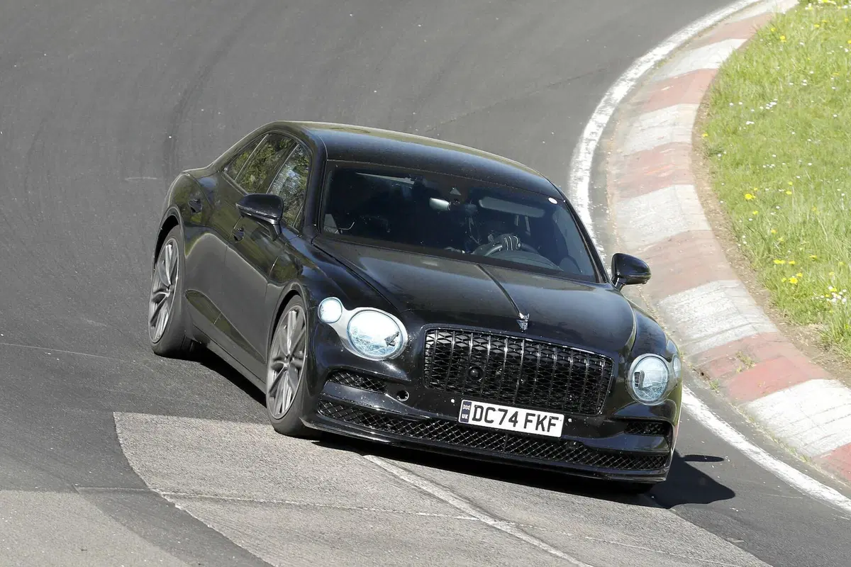 Bentley Flying Spur: in arrivo il secondo restyling per la berlina di lusso britannica (2)