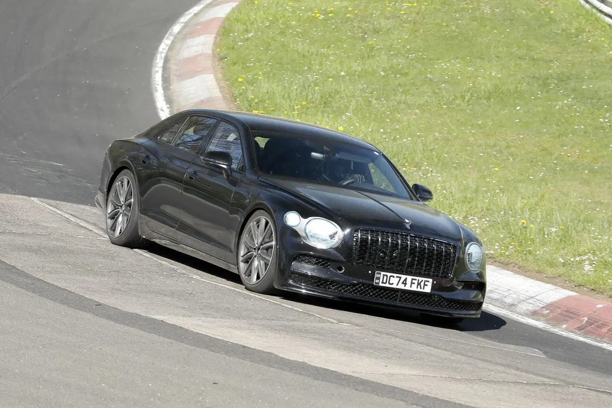 Bentley Flying Spur: in arrivo il secondo restyling per la berlina di lusso britannica (3)