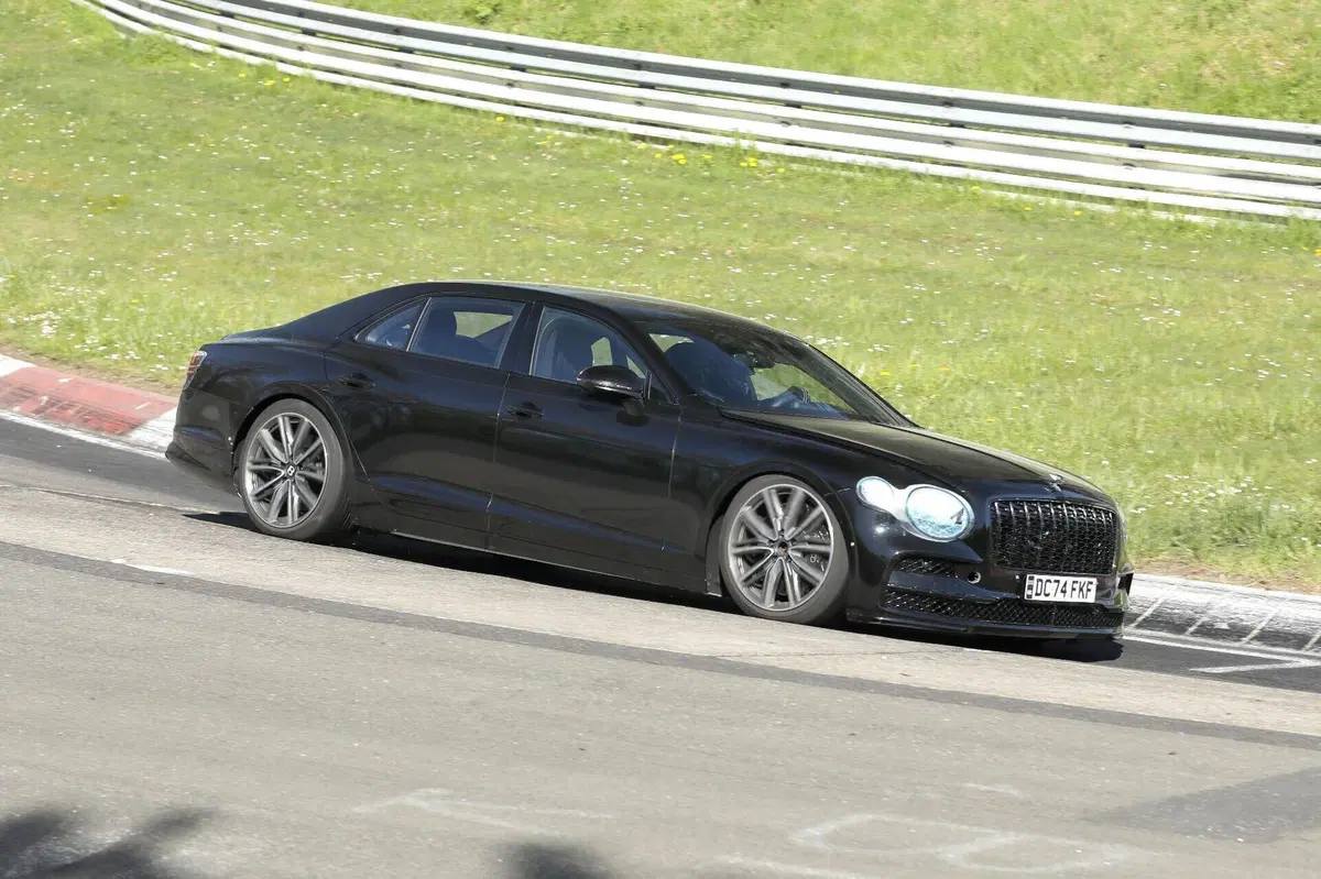 Bentley Flying Spur: in arrivo il secondo restyling per la berlina di lusso britannica (4)