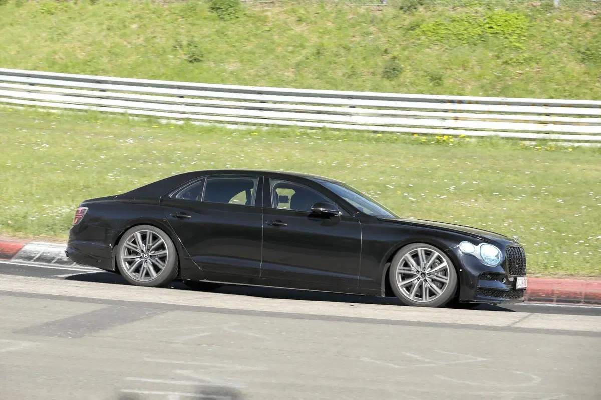 Bentley Flying Spur: in arrivo il secondo restyling per la berlina di lusso britannica (5)