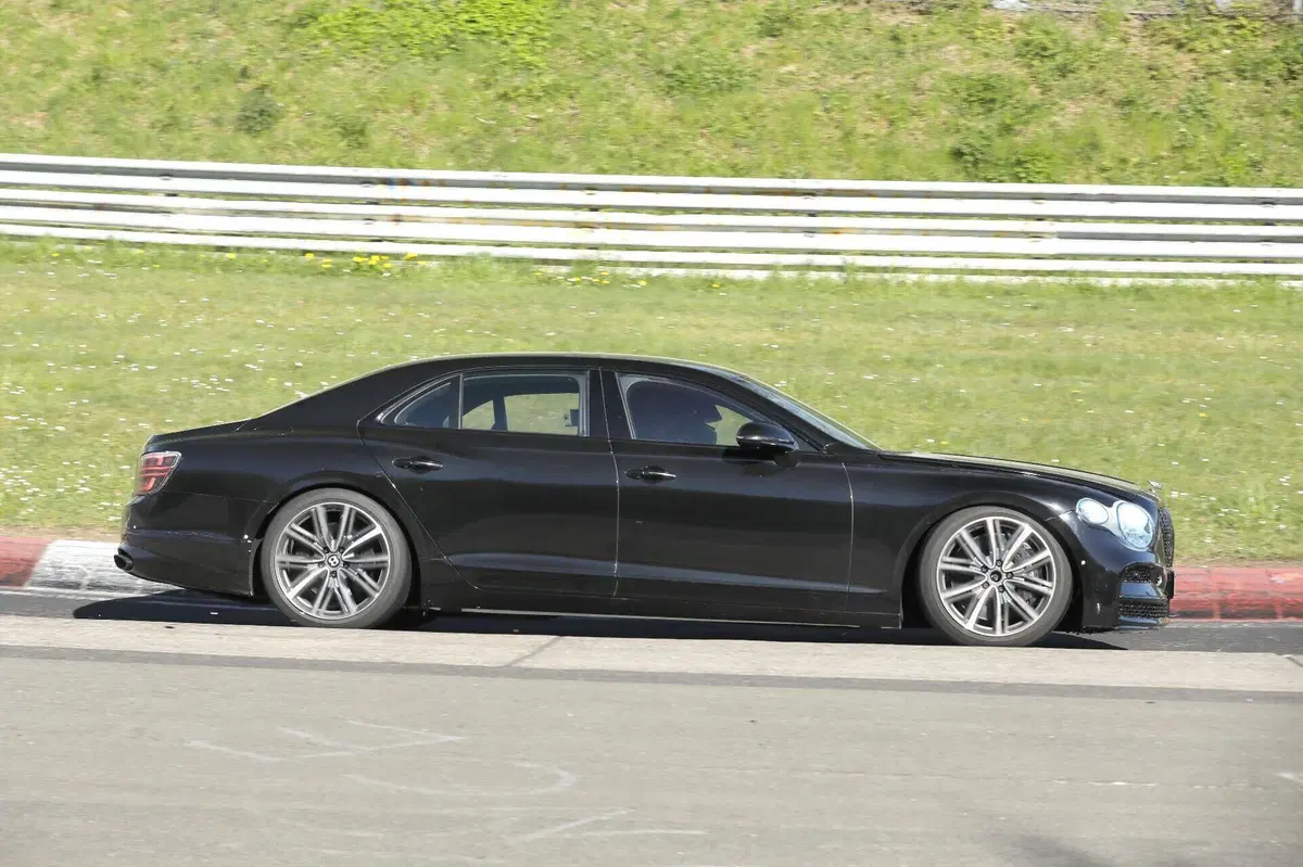 Bentley Flying Spur: in arrivo il secondo restyling per la berlina di lusso britannica (6)
