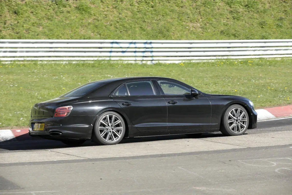 Bentley Flying Spur: in arrivo il secondo restyling per la berlina di lusso britannica (7)
