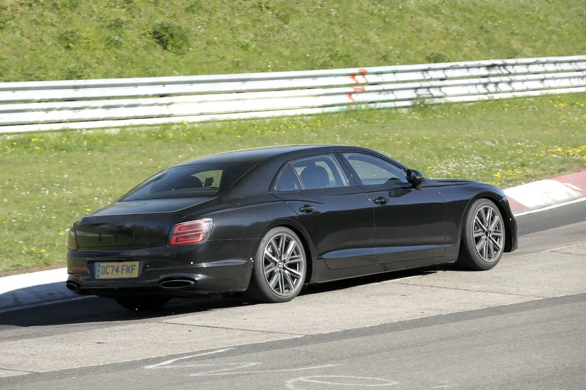 Bentley Flying Spur: in arrivo il secondo restyling per la berlina di lusso britannica (8)