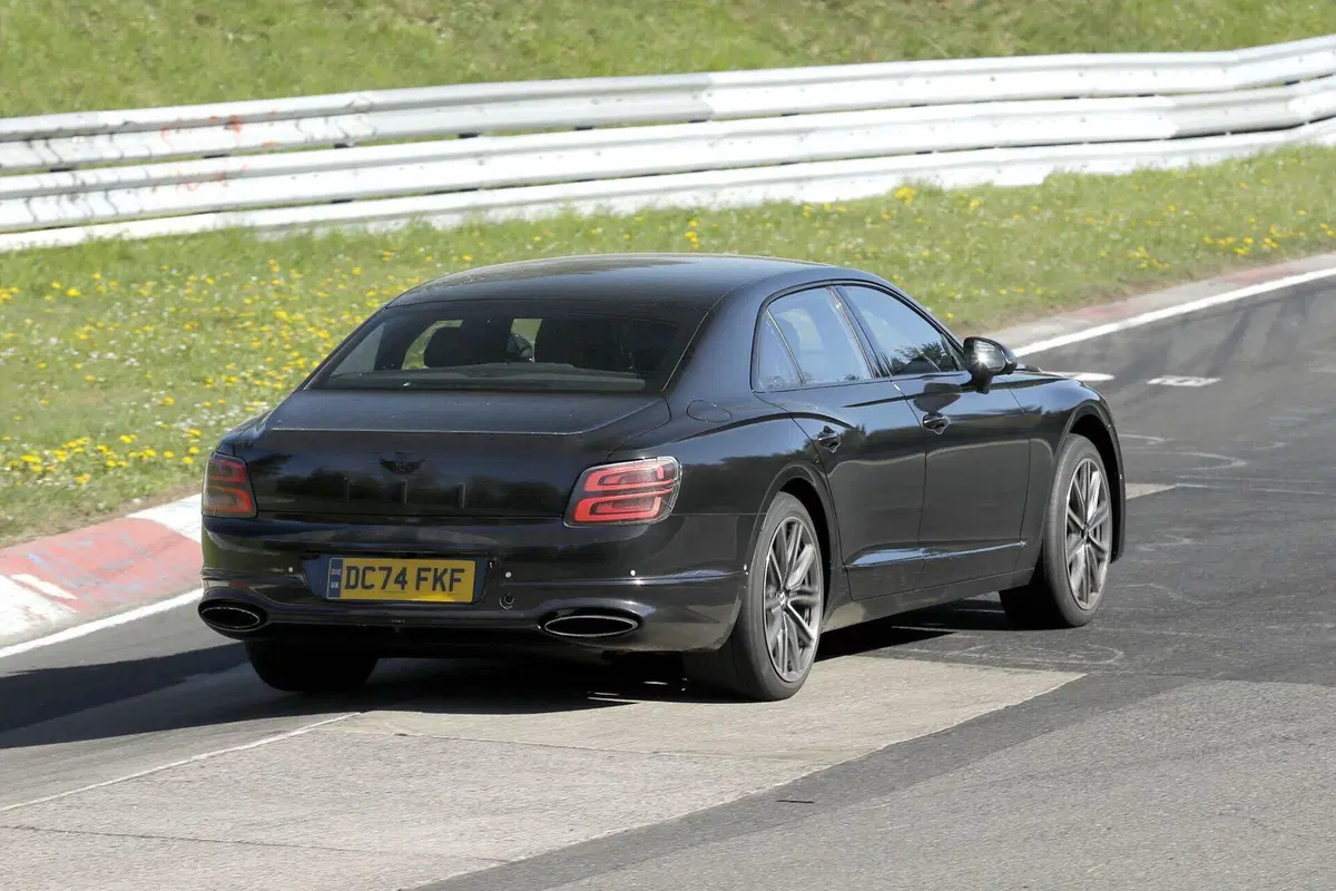Bentley Flying Spur: in arrivo il secondo restyling per la berlina di lusso britannica (9)
