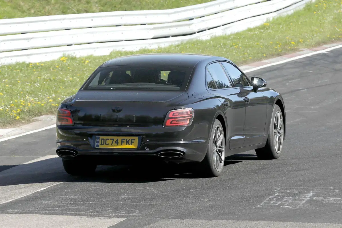 Bentley Flying Spur: in arrivo il secondo restyling per la berlina di lusso britannica (10)