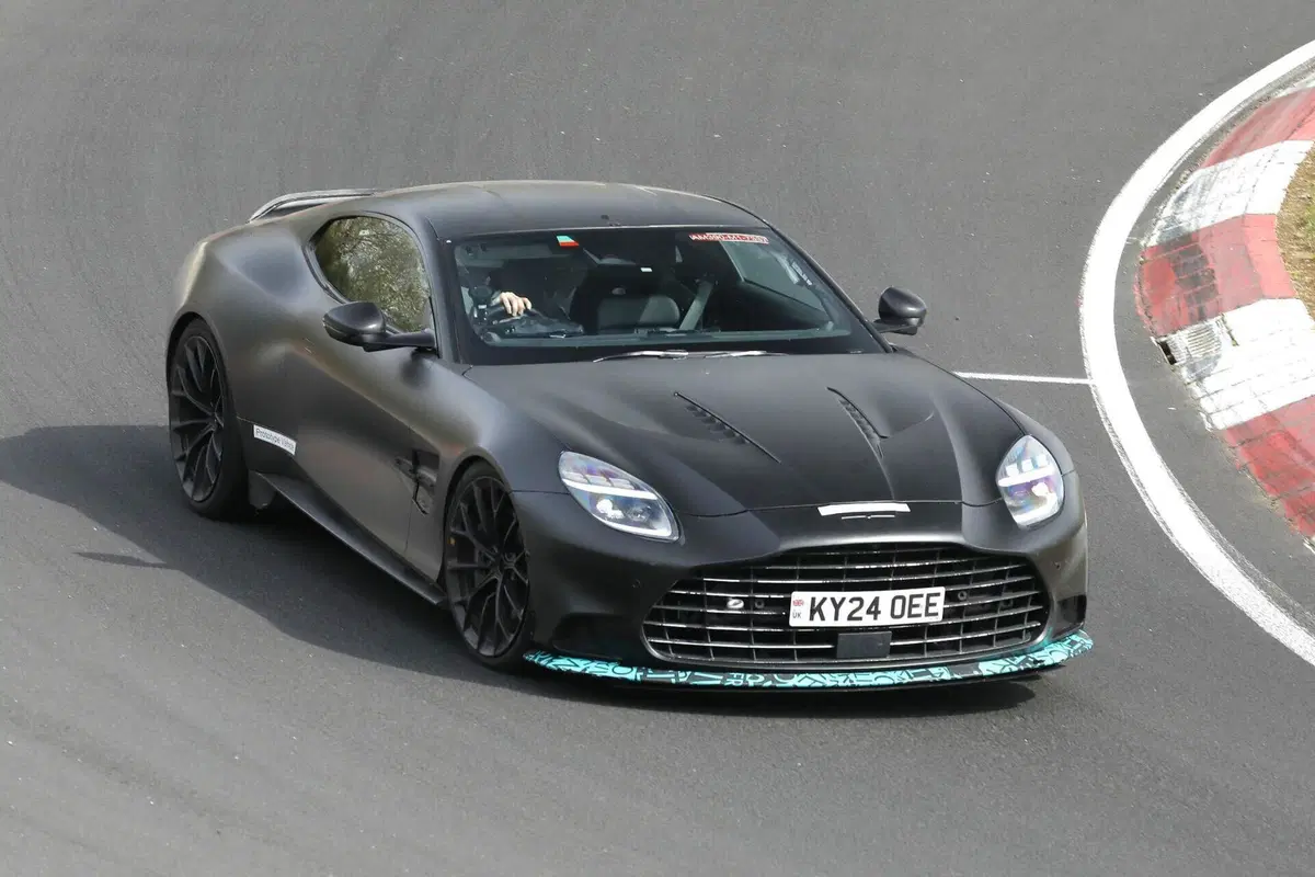 Nuova Aston Martin Vanquish S: evoluzione estrema della super-GT con un nuovo V12