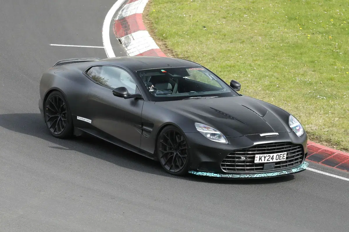 Nuova Aston Martin Vanquish S: evoluzione estrema della super-GT con un nuovo V12 (2)