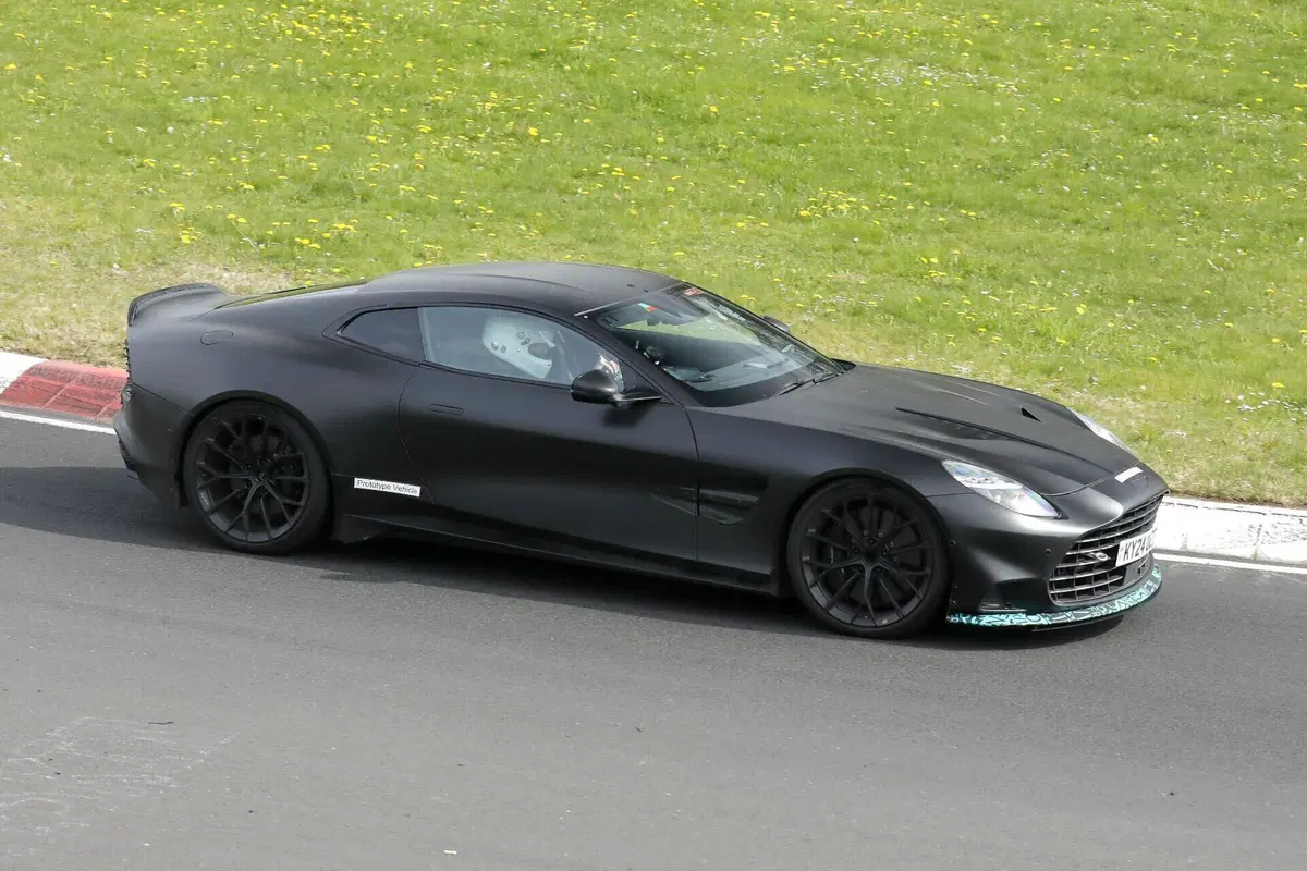 Nuova Aston Martin Vanquish S: evoluzione estrema della super-GT con un nuovo V12 (3)