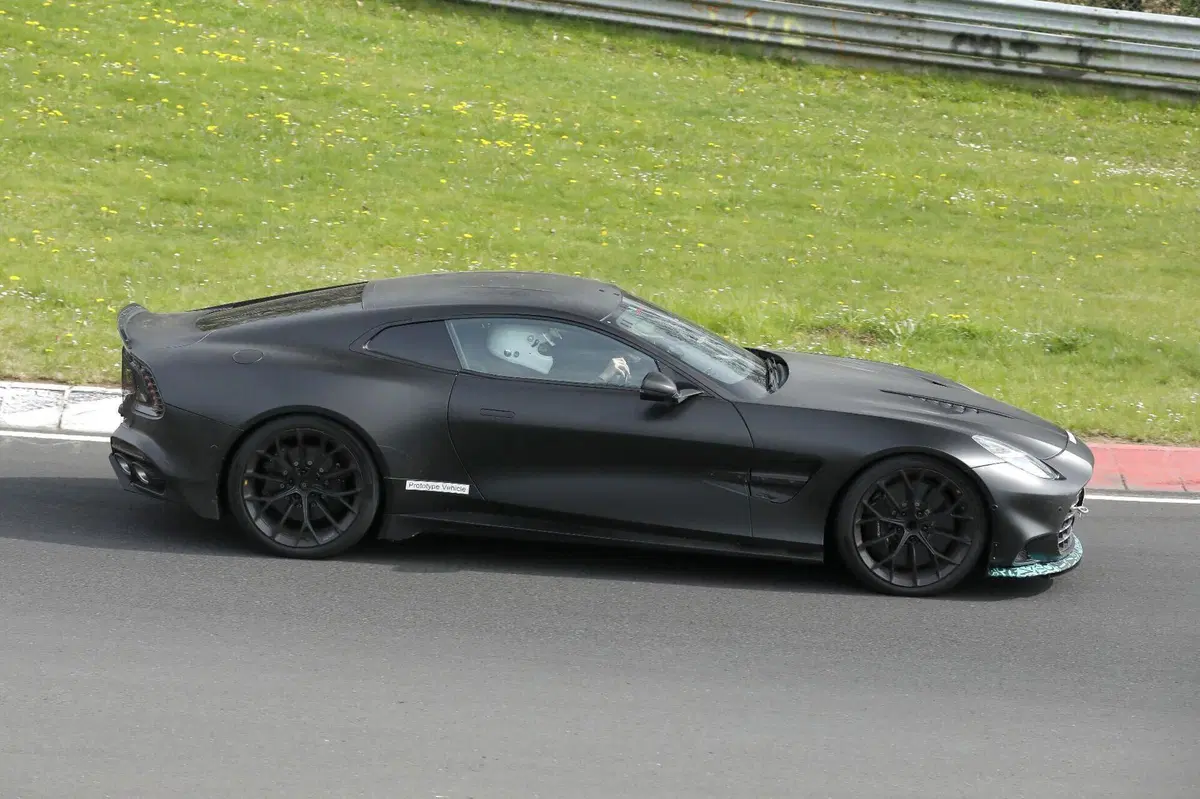 Nuova Aston Martin Vanquish S: evoluzione estrema della super-GT con un nuovo V12 (4)