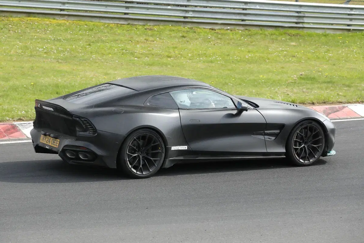 Nuova Aston Martin Vanquish S: evoluzione estrema della super-GT con un nuovo V12 (5)