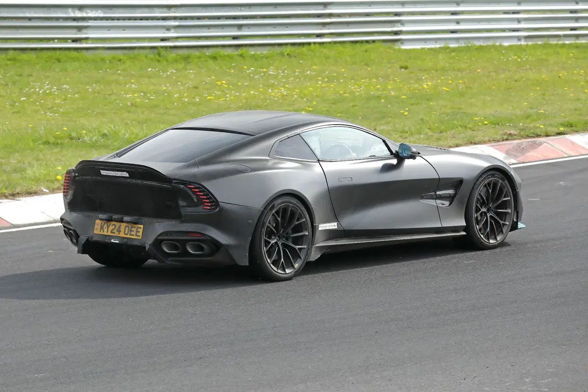 Nuova Aston Martin Vanquish S: evoluzione estrema della super-GT con un nuovo V12 (6)