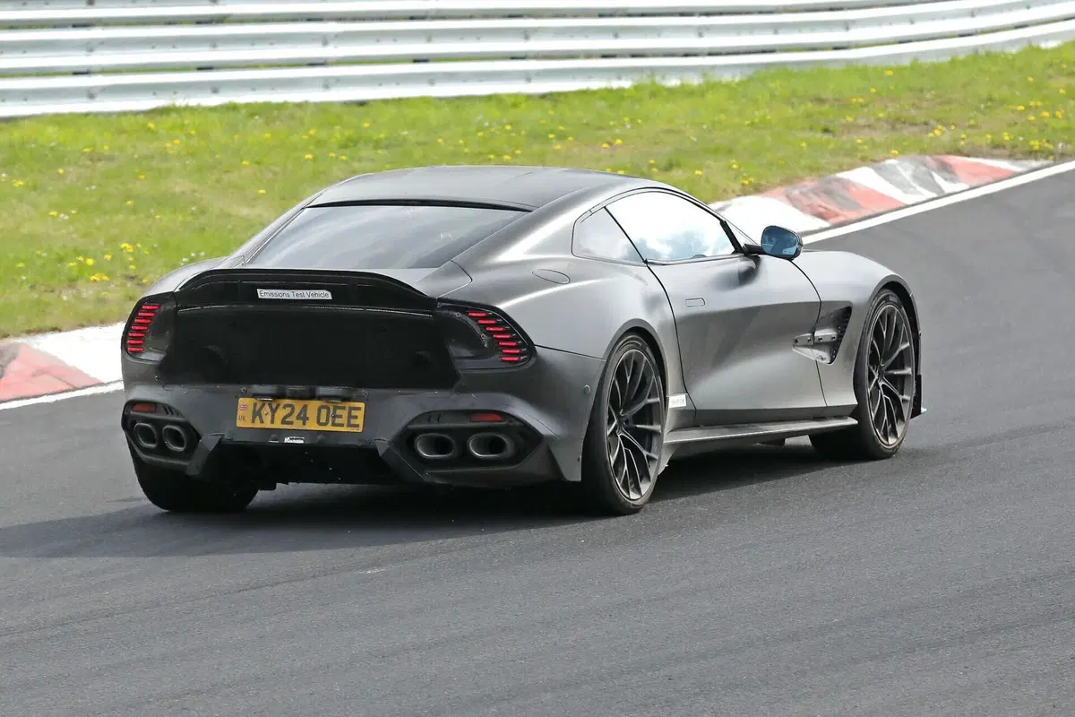 Nuova Aston Martin Vanquish S: evoluzione estrema della super-GT con un nuovo V12 (7)