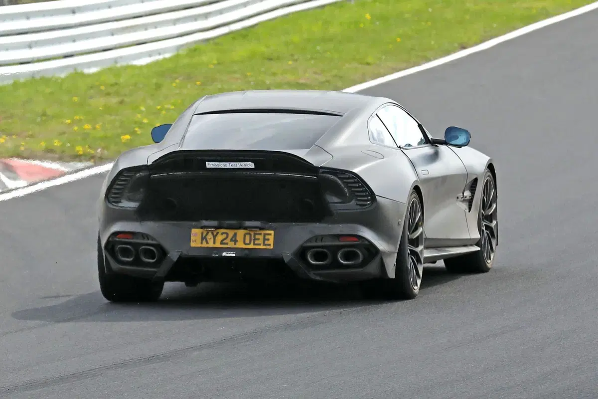 Nuova Aston Martin Vanquish S: evoluzione estrema della super-GT con un nuovo V12 (8)