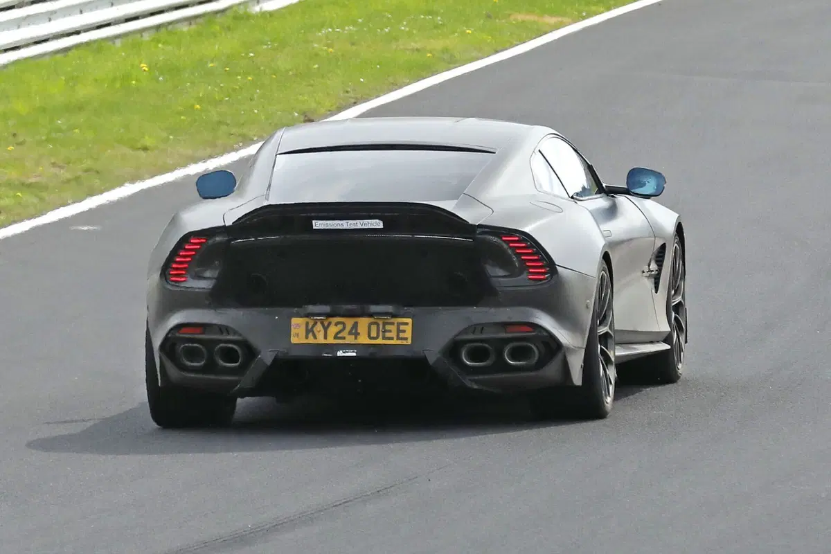 Nuova Aston Martin Vanquish S: evoluzione estrema della super-GT con un nuovo V12 (9)