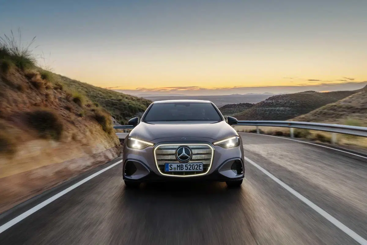 La berlina di Stoccarda si reinventa con un'anima 100% a zero emissioni, un design che pesca dalle icone del passato e una tecnologia che ridefinisce il concetto di lusso connesso