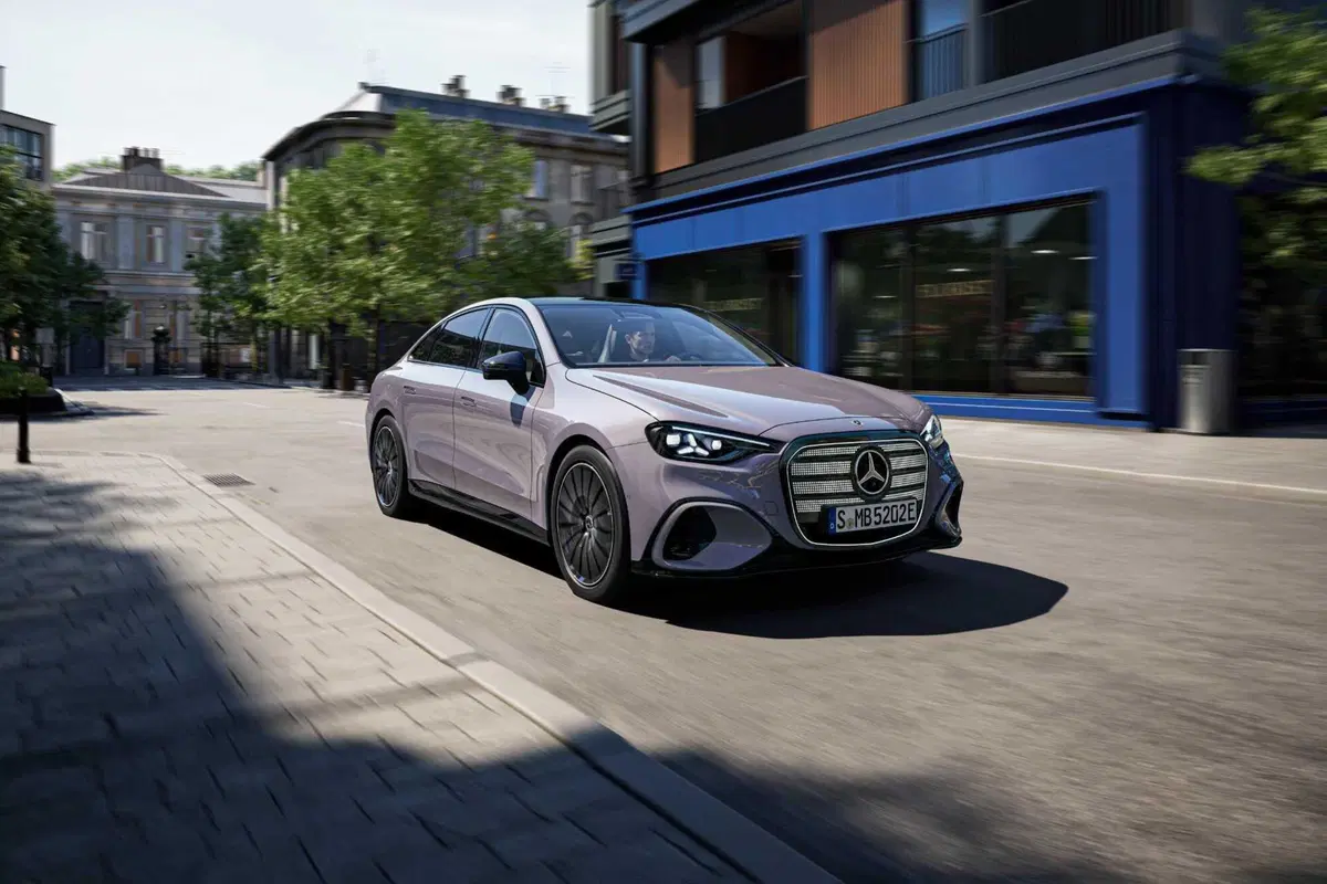 La berlina di Stoccarda si reinventa con un'anima 100% a zero emissioni, un design che pesca dalle icone del passato e una tecnologia che ridefinisce il concetto di lusso connesso (3)