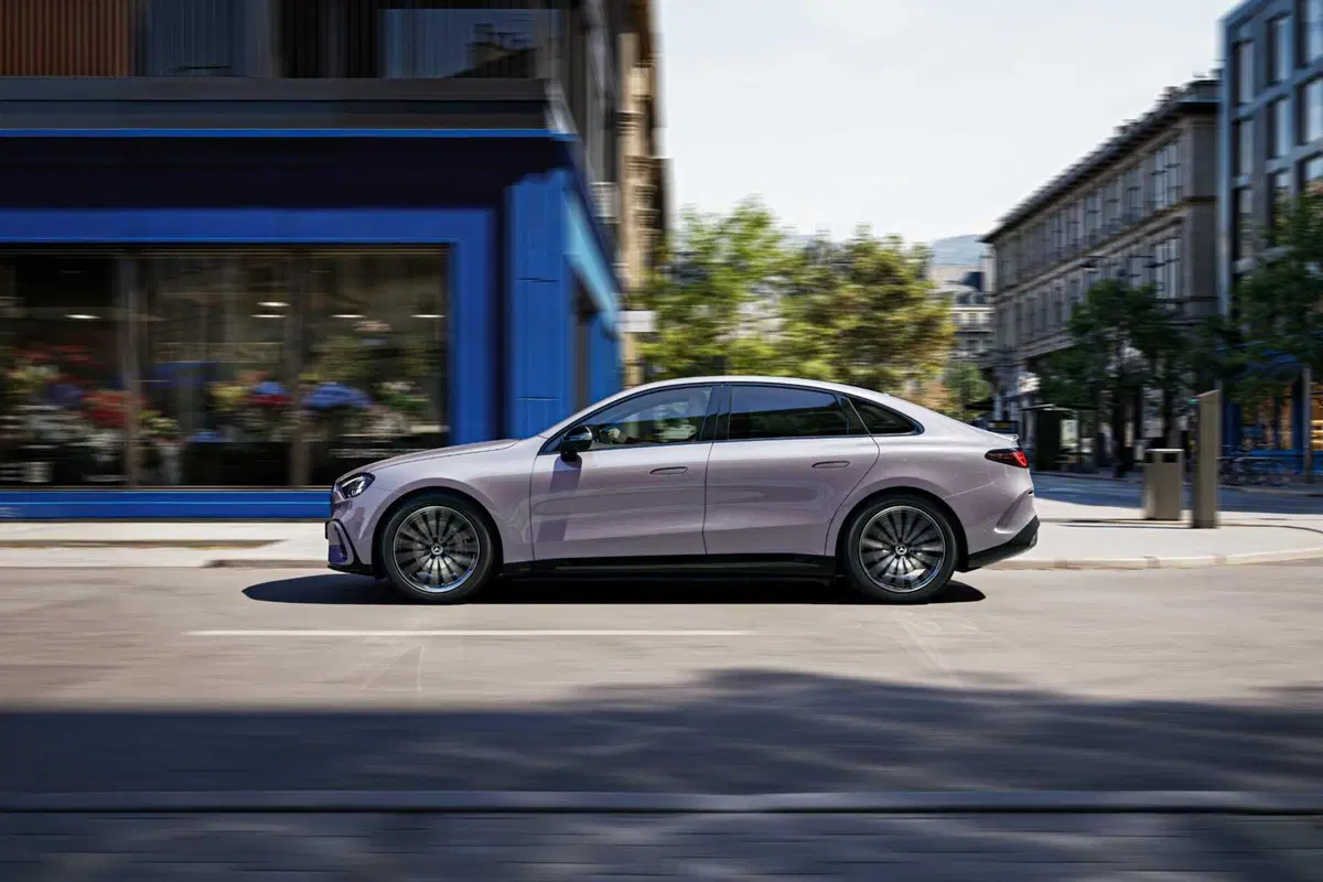 La berlina di Stoccarda si reinventa con un'anima 100% a zero emissioni, un design che pesca dalle icone del passato e una tecnologia che ridefinisce il concetto di lusso connesso (4)