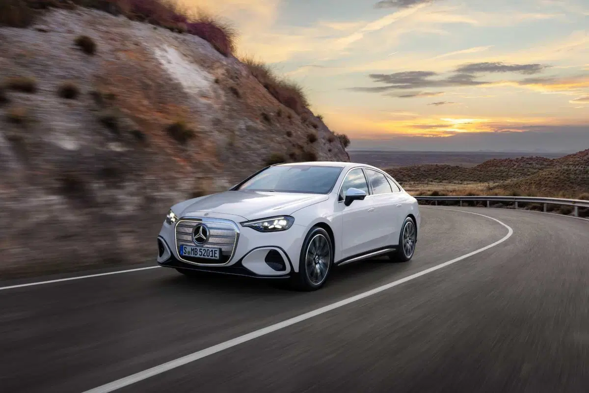 La berlina di Stoccarda si reinventa con un'anima 100% a zero emissioni, un design che pesca dalle icone del passato e una tecnologia che ridefinisce il concetto di lusso connesso (5)