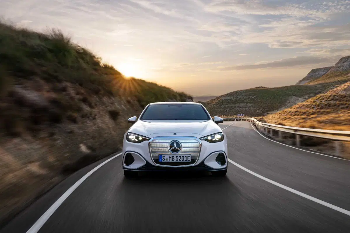 La berlina di Stoccarda si reinventa con un'anima 100% a zero emissioni, un design che pesca dalle icone del passato e una tecnologia che ridefinisce il concetto di lusso connesso (6)