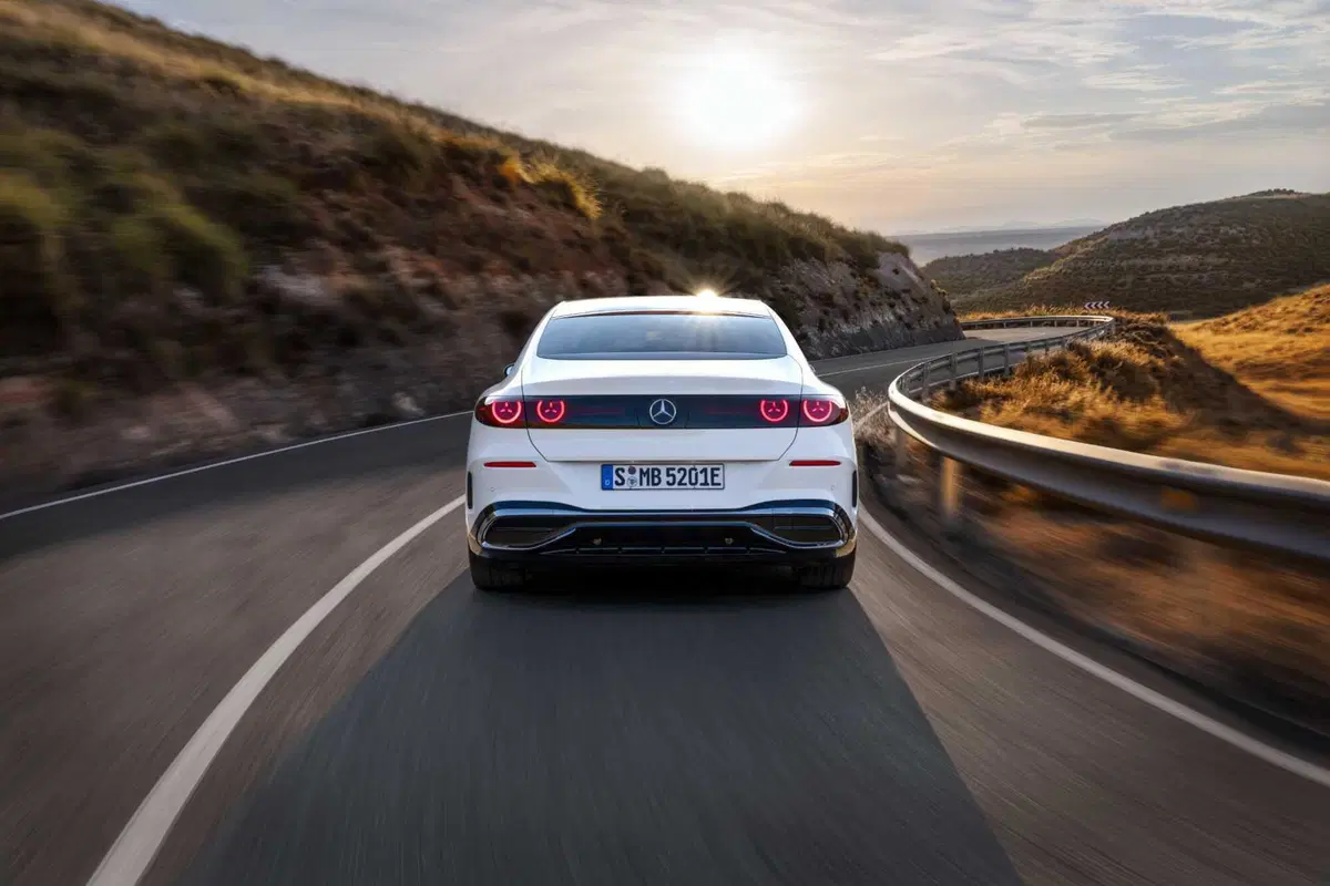La berlina di Stoccarda si reinventa con un'anima 100% a zero emissioni, un design che pesca dalle icone del passato e una tecnologia che ridefinisce il concetto di lusso connesso (7)