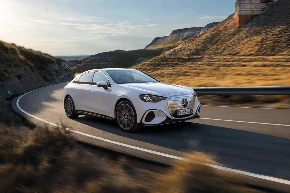 La berlina di Stoccarda si reinventa con un'anima 100% a zero emissioni, un design che pesca dalle icone del passato e una tecnologia che ridefinisce il concetto di lusso connesso (8)