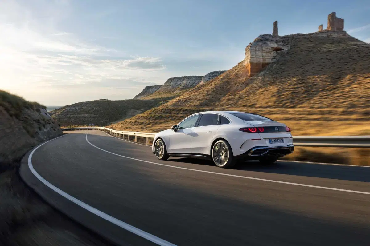 La berlina di Stoccarda si reinventa con un'anima 100% a zero emissioni, un design che pesca dalle icone del passato e una tecnologia che ridefinisce il concetto di lusso connesso (9)