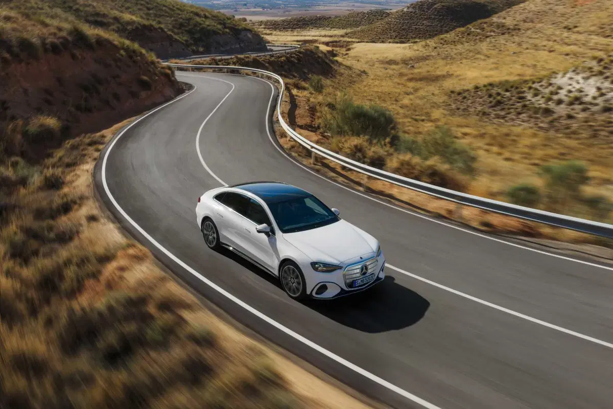 La berlina di Stoccarda si reinventa con un'anima 100% a zero emissioni, un design che pesca dalle icone del passato e una tecnologia che ridefinisce il concetto di lusso connesso (10)