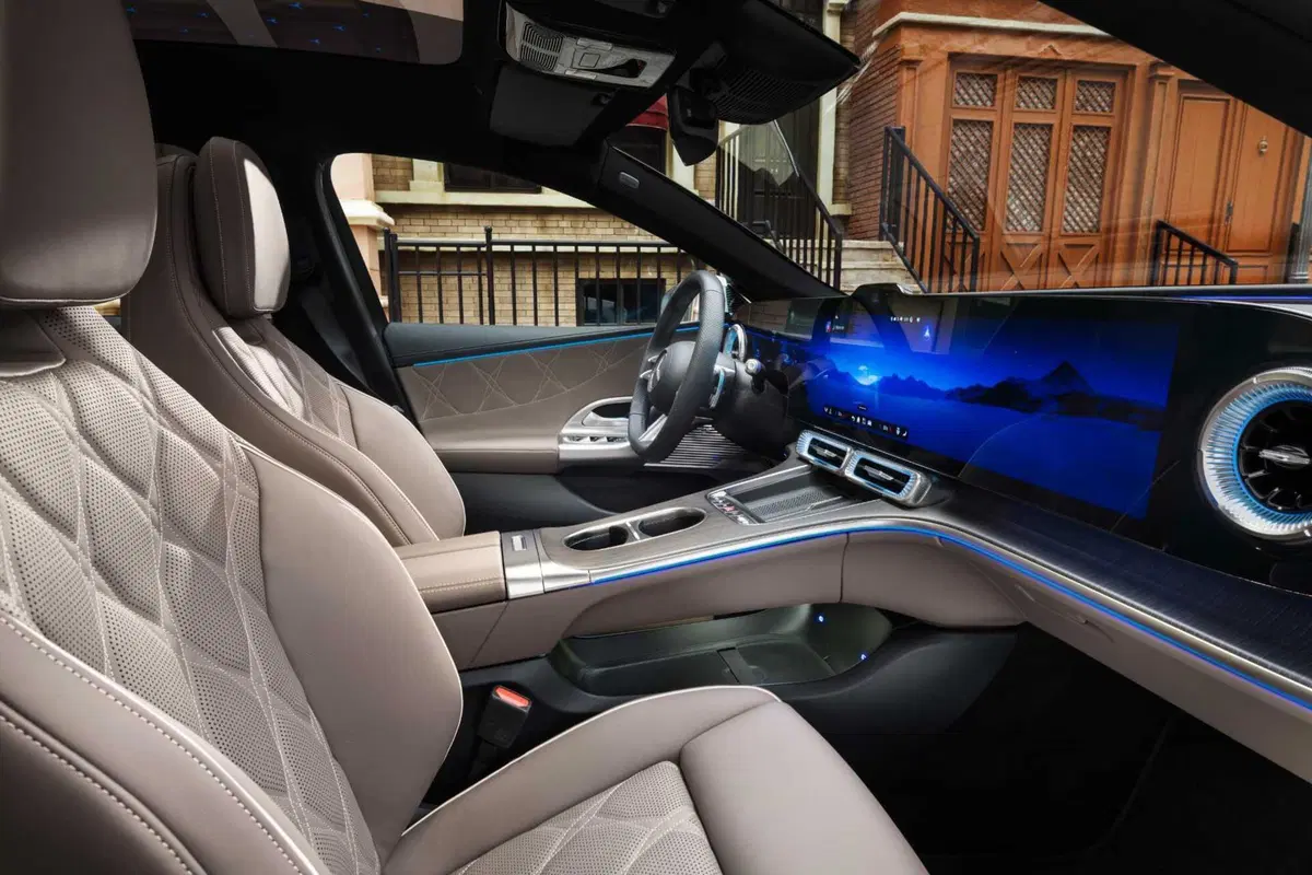 La berlina di Stoccarda si reinventa con un'anima 100% a zero emissioni, un design che pesca dalle icone del passato e una tecnologia che ridefinisce il concetto di lusso connesso (11)