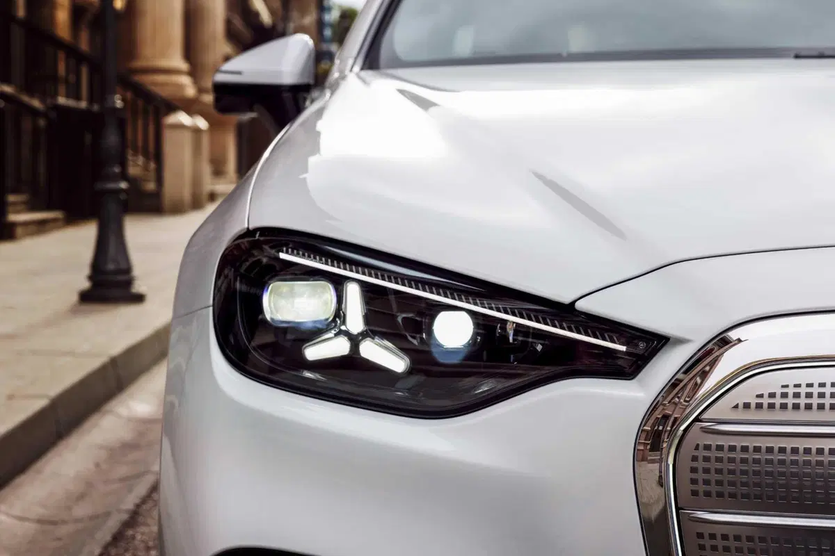 La berlina di Stoccarda si reinventa con un'anima 100% a zero emissioni, un design che pesca dalle icone del passato e una tecnologia che ridefinisce il concetto di lusso connesso (12)