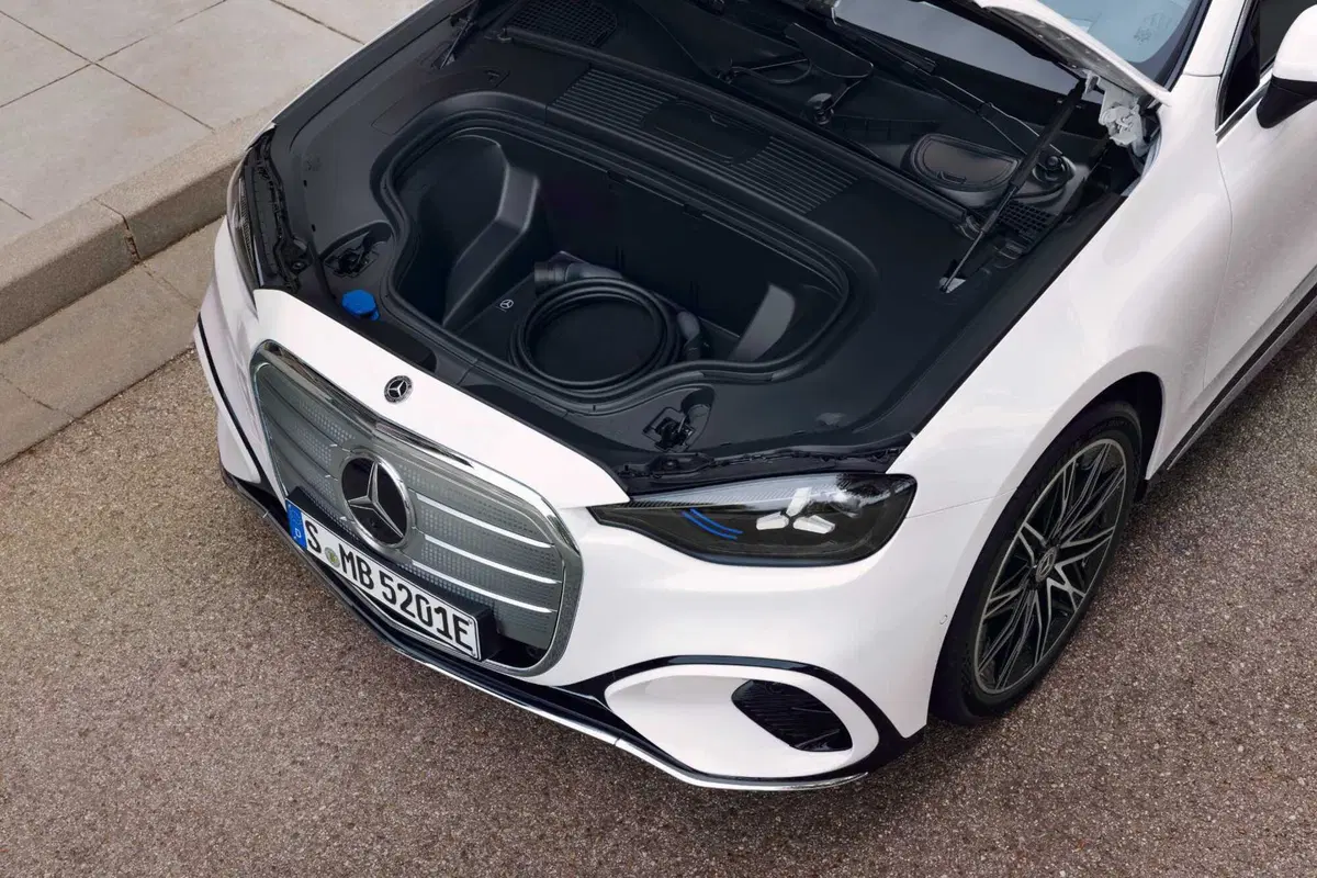 La berlina di Stoccarda si reinventa con un'anima 100% a zero emissioni, un design che pesca dalle icone del passato e una tecnologia che ridefinisce il concetto di lusso connesso (13)