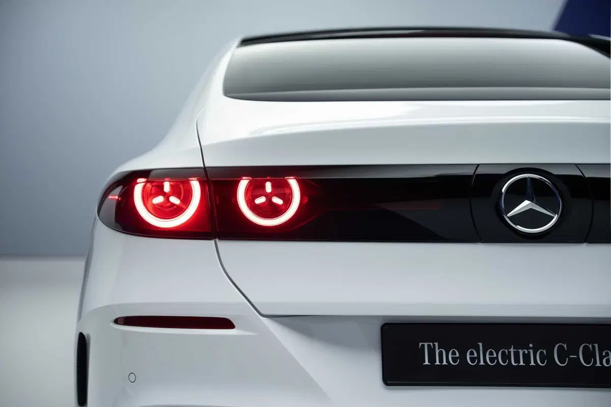 La berlina di Stoccarda si reinventa con un'anima 100% a zero emissioni, un design che pesca dalle icone del passato e una tecnologia che ridefinisce il concetto di lusso connesso (14)
