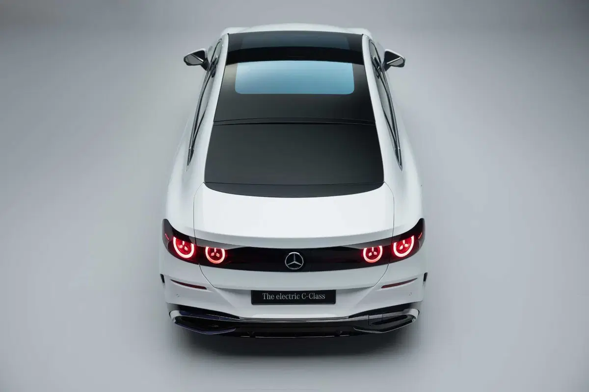 La berlina di Stoccarda si reinventa con un'anima 100% a zero emissioni, un design che pesca dalle icone del passato e una tecnologia che ridefinisce il concetto di lusso connesso (15)