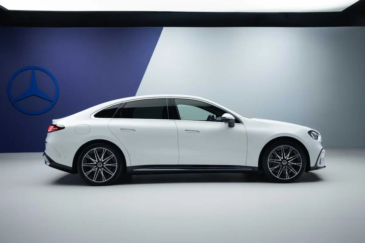 La berlina di Stoccarda si reinventa con un'anima 100% a zero emissioni, un design che pesca dalle icone del passato e una tecnologia che ridefinisce il concetto di lusso connesso (16)