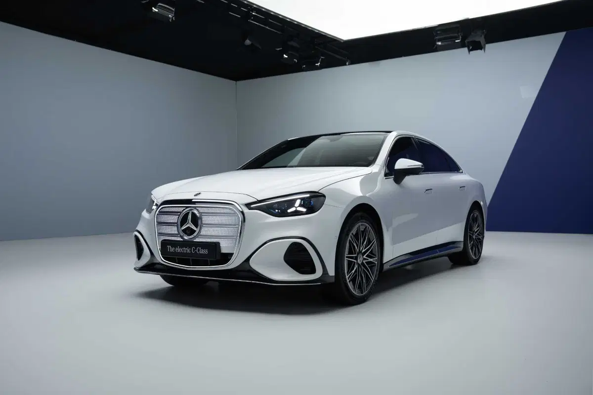 La berlina di Stoccarda si reinventa con un'anima 100% a zero emissioni, un design che pesca dalle icone del passato e una tecnologia che ridefinisce il concetto di lusso connesso (17)