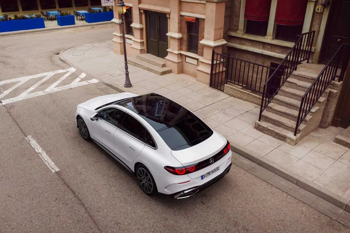 La berlina di Stoccarda si reinventa con un'anima 100% a zero emissioni, un design che pesca dalle icone del passato e una tecnologia che ridefinisce il concetto di lusso connesso (18)