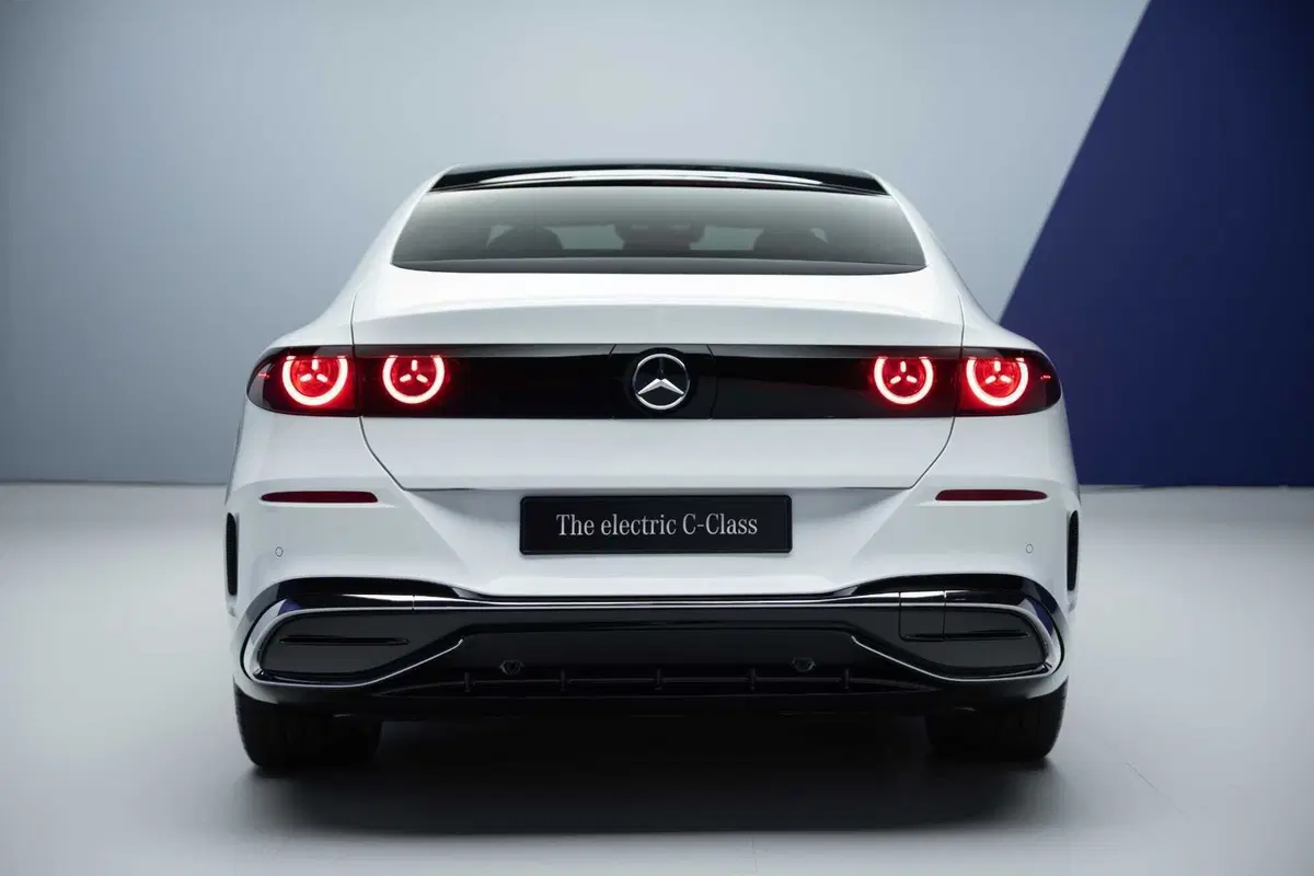 La berlina di Stoccarda si reinventa con un'anima 100% a zero emissioni, un design che pesca dalle icone del passato e una tecnologia che ridefinisce il concetto di lusso connesso (19)