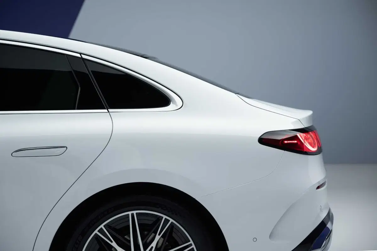 La berlina di Stoccarda si reinventa con un'anima 100% a zero emissioni, un design che pesca dalle icone del passato e una tecnologia che ridefinisce il concetto di lusso connesso (20)