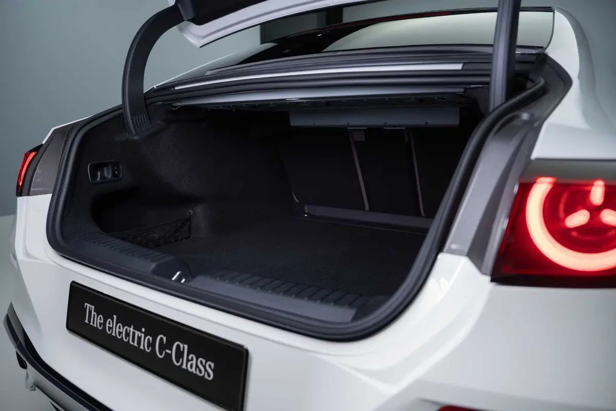 La berlina di Stoccarda si reinventa con un'anima 100% a zero emissioni, un design che pesca dalle icone del passato e una tecnologia che ridefinisce il concetto di lusso connesso (21)