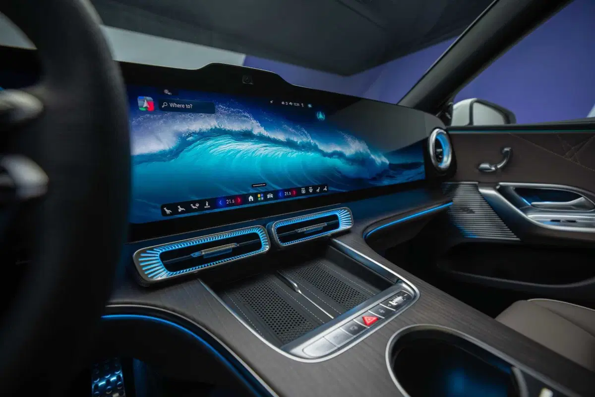 La berlina di Stoccarda si reinventa con un'anima 100% a zero emissioni, un design che pesca dalle icone del passato e una tecnologia che ridefinisce il concetto di lusso connesso (22)
