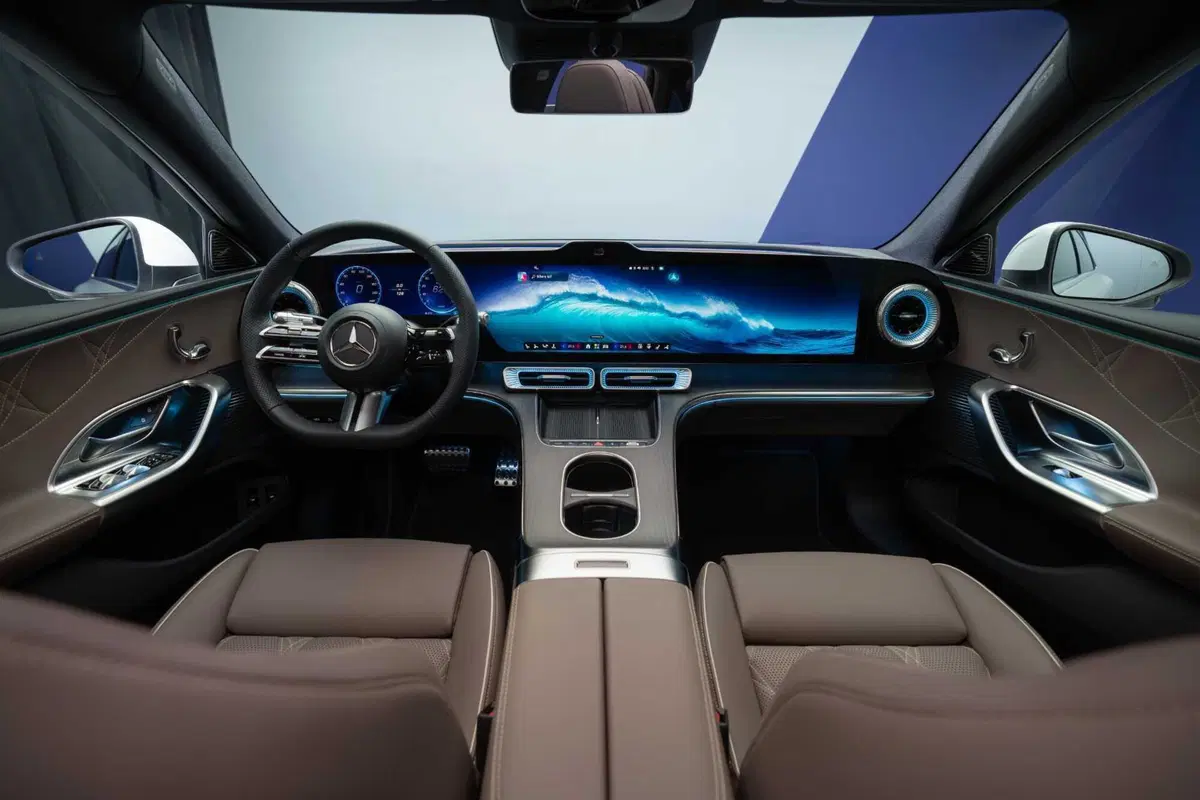 La berlina di Stoccarda si reinventa con un'anima 100% a zero emissioni, un design che pesca dalle icone del passato e una tecnologia che ridefinisce il concetto di lusso connesso (23)
